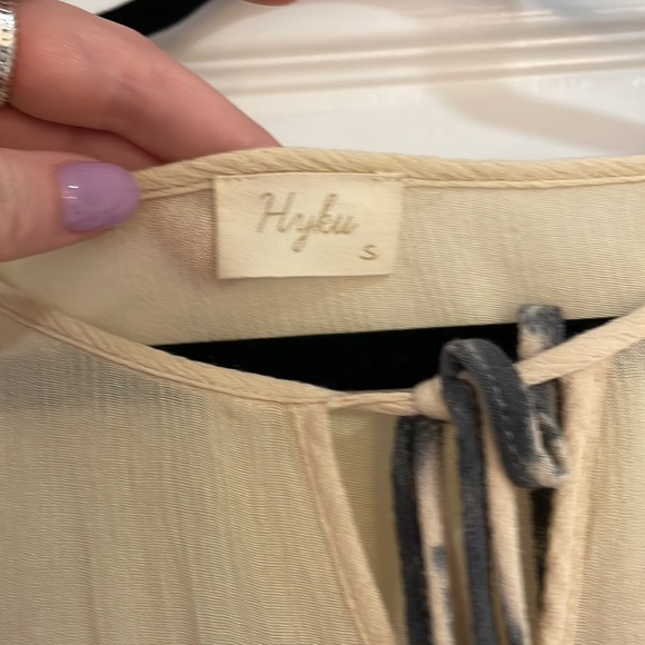 Super fun flowy top. Size: S - Picture 3 of 3